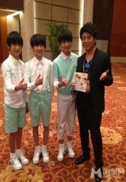 TFBOYS参加活动 并与朗朗合影微笑甜美 TFBOYS图片