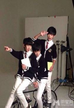 TFBOYS代言步步高广告 和何炅合照 TFBOYS图片