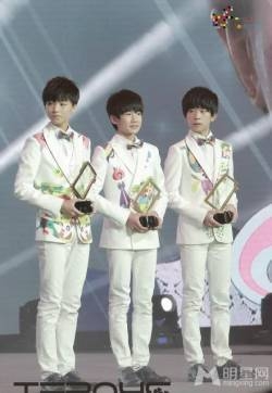 TFBOYS白色礼服 并献唱引观众兴奋 TFBOYS图片