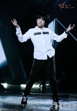 TFBOYS倾情演唱并与王力宏合照 TFBOYS图片