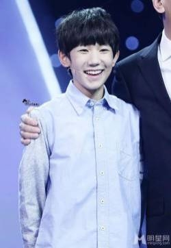 TFBOYS王源粉嫩脸蛋惹人爱 TFBOYS图片王源图片