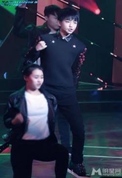 TFBOYS《爱奇艺之夜》三人热情舞蹈献唱 TFBOYS图片
