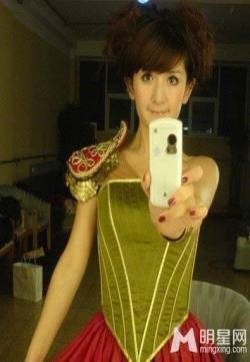 谢娜早期罕见青涩照曝光 造型堪比村姑 谢娜图片