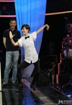 艺术人生致青春 谢娜朱军大跳交谊舞 谢娜图片