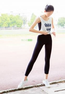妹子沙滩上活力十足性感美女写真图
