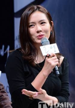 孙艺珍出席韩片《共犯》发布会 黑白短裙清纯俏皮3 孙艺珍图片