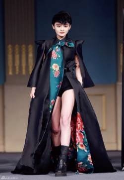 张馨予 改良花袄新造型，与韩彩英 同台比美你更爱哪一款？