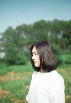 短发清新少女微风徐徐展现完美笑容