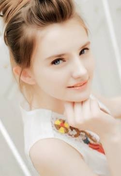 短发美女嫩模艾诗iccey私房照写真图片下载