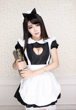 甜美卖萌女仆闺房水果可口的诱惑私房照写真图片下载