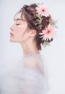 气质出众的非主流白玫瑰美女婚纱写真