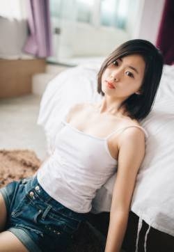 短发娇嫩小美眉私房写真锁骨小蛮腰性感十足私房照写真图片下载