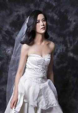 强势熟女的霸气婚纱秀性感迷人写真照