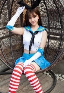 白雪肌肤卷发美女艾西的制服兔女郎造型性感美女图