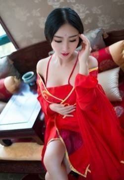 古装美女性感肚兜白皙美腿美女写真图