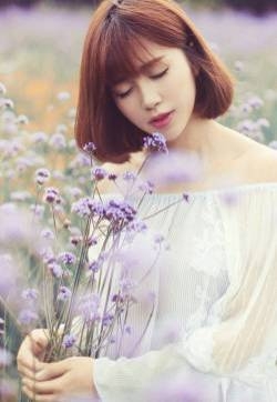 薰衣草花海中的短发妹子酷似花仙子短发美女图