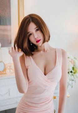 爱蜜社性感睡衣美眉粉嫩私房脱衣美女写真