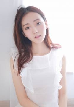 纯净无暇美眉清新花束演绎唯美画风私房照写真图片下载