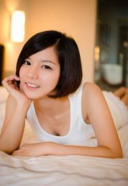 短发私房女孩的笑颜私房照写真图片下载