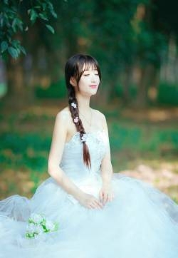 清新唯美女该深林婚纱秀私房照写真图片下载