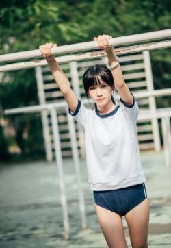 90后校服女生运动中透露的小性感图集