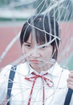 短发清秀学生妹校园内最爱单反写真照