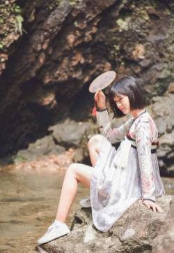清新短发古风妹子山林间充满自然气息私房照写真图片下载