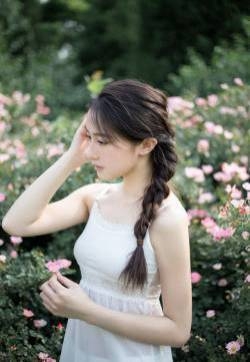 蕾丝美女蔷薇花下清新气质嫩白美腿写真