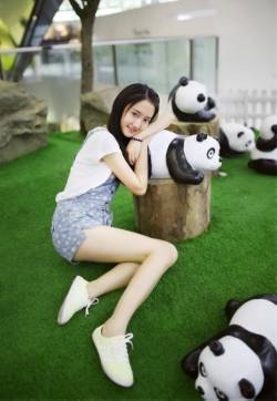 俏皮萌妹子与熊猫一起卖萌可爱迷人高清写真