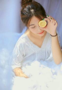 白皙清新妹子夏日水果阳光写真照片