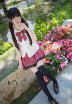 花博园区的双马尾辫制服女生可爱写真照