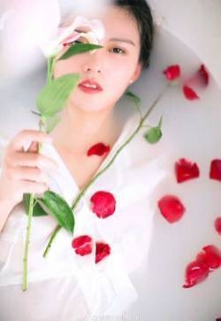 玫瑰花牛奶浴性感美女美背诱人私房照