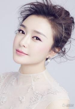 秦岚杂志封面图片  甜美复古风