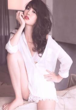 性感衬衫美女高清桌面壁纸