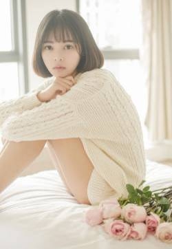 短发美女白衣清新私房迷人写真