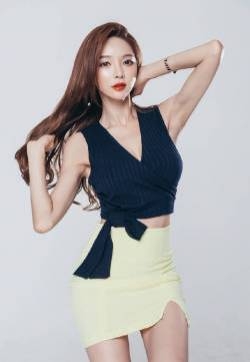 甜美俏皮美女性感白领职业装美女写真
