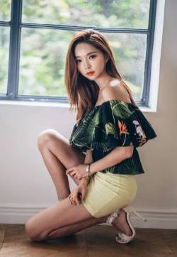 骨感美女性感一字肩包臀裙性感写真