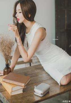 性感美女李妍静微露性感卷发美女写真图片