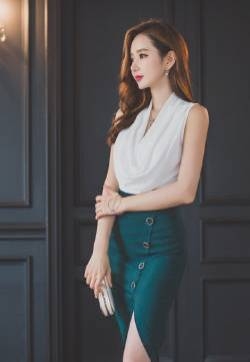 都市白领职业套裙性感卷发美女气质写真图片