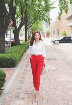 都市卷发美女时尚性感街拍女人味十足