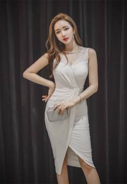 都市性感美女套裙白嫩肌肤诱人气质卷发美女写真图片