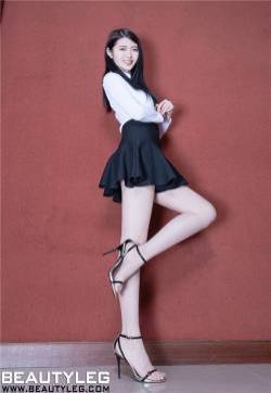 美女模特Brindy黑色蓬蓬裙肉丝美腿写真