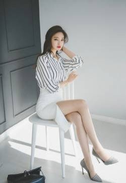 长腿气质白丝袜韩系美女职业装阳光写真图
