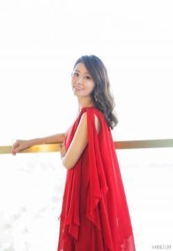 林心如抹胸红裙艳光四射孕味十足