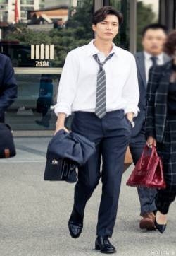 李敏镐《蓝色大海的传说》检察官剧照图片