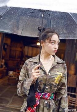 张馨予最新写真图片：军服露长腿撑伞俏皮可爱