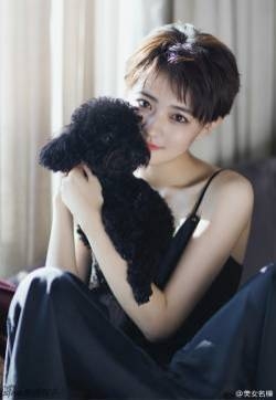 徐璐吊带长裙与萌宠写真露香肩性感