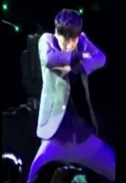 帅气男神张艺兴撩妹动态gif图片