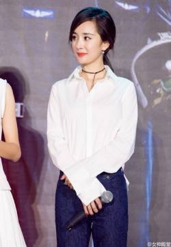 时尚辣妈杨幂白色衬衫日常穿搭明星摄影图片