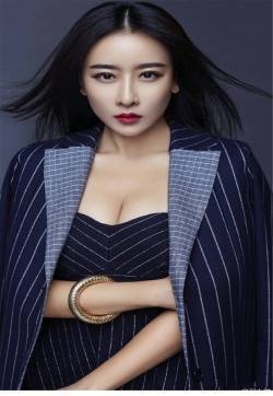 性感女星毛俊杰西装冷艳造型性感写真